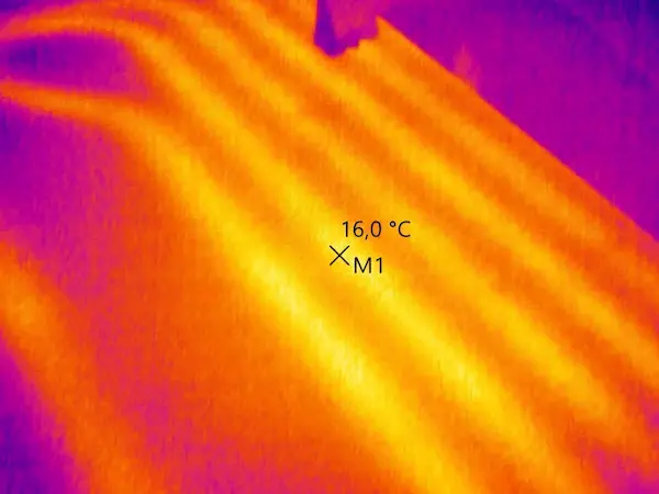 Termografia di un tubo del riscaldamento sotto un parquet