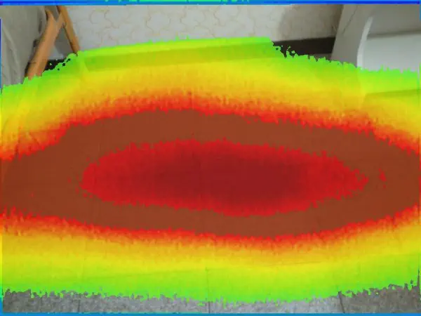 Schermo della termocamera che mostra una macchia rossa sotto il pavimento
